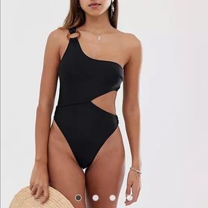 High leg swimsuit with cut out